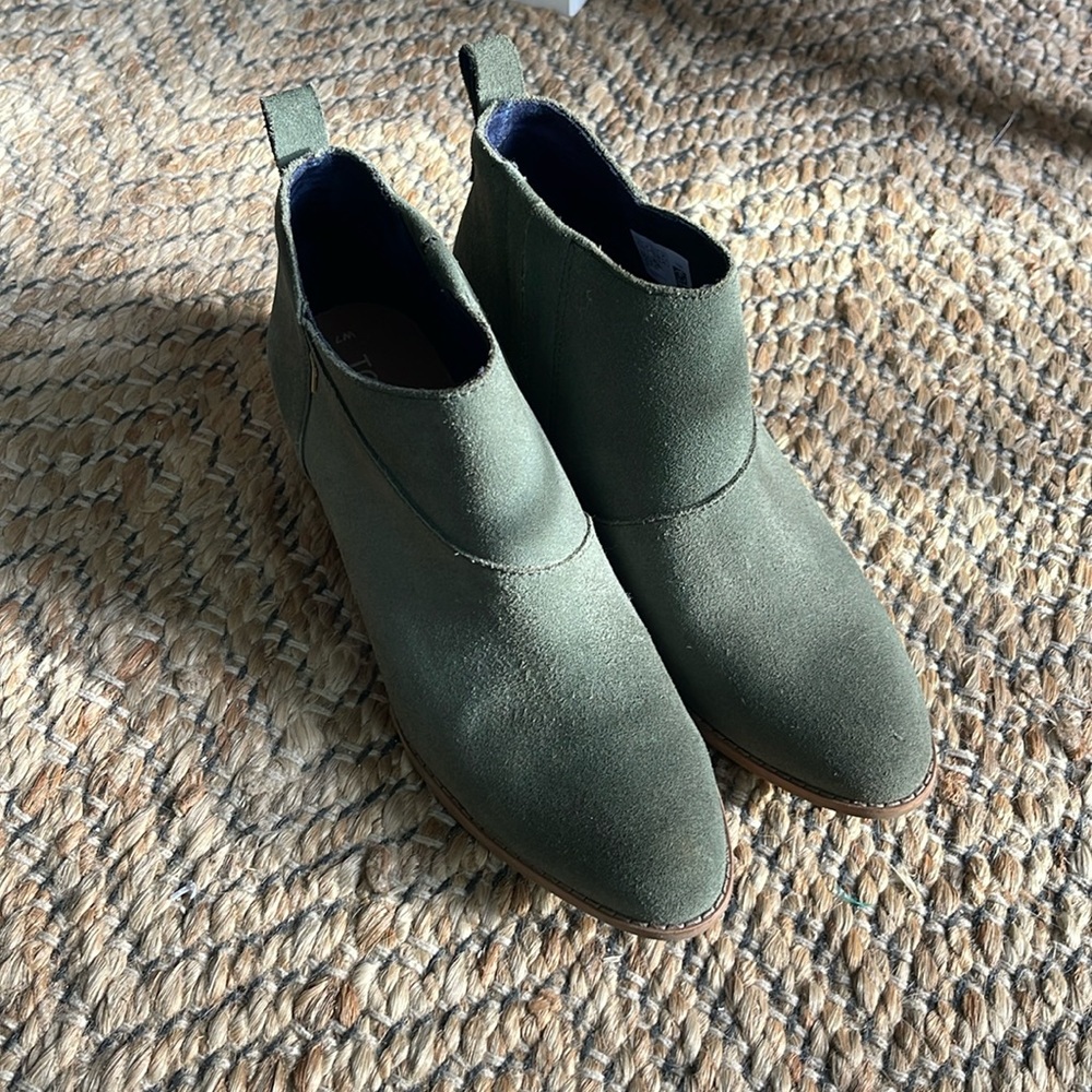 Toms Leilani suede ankle booties dusty green size 7